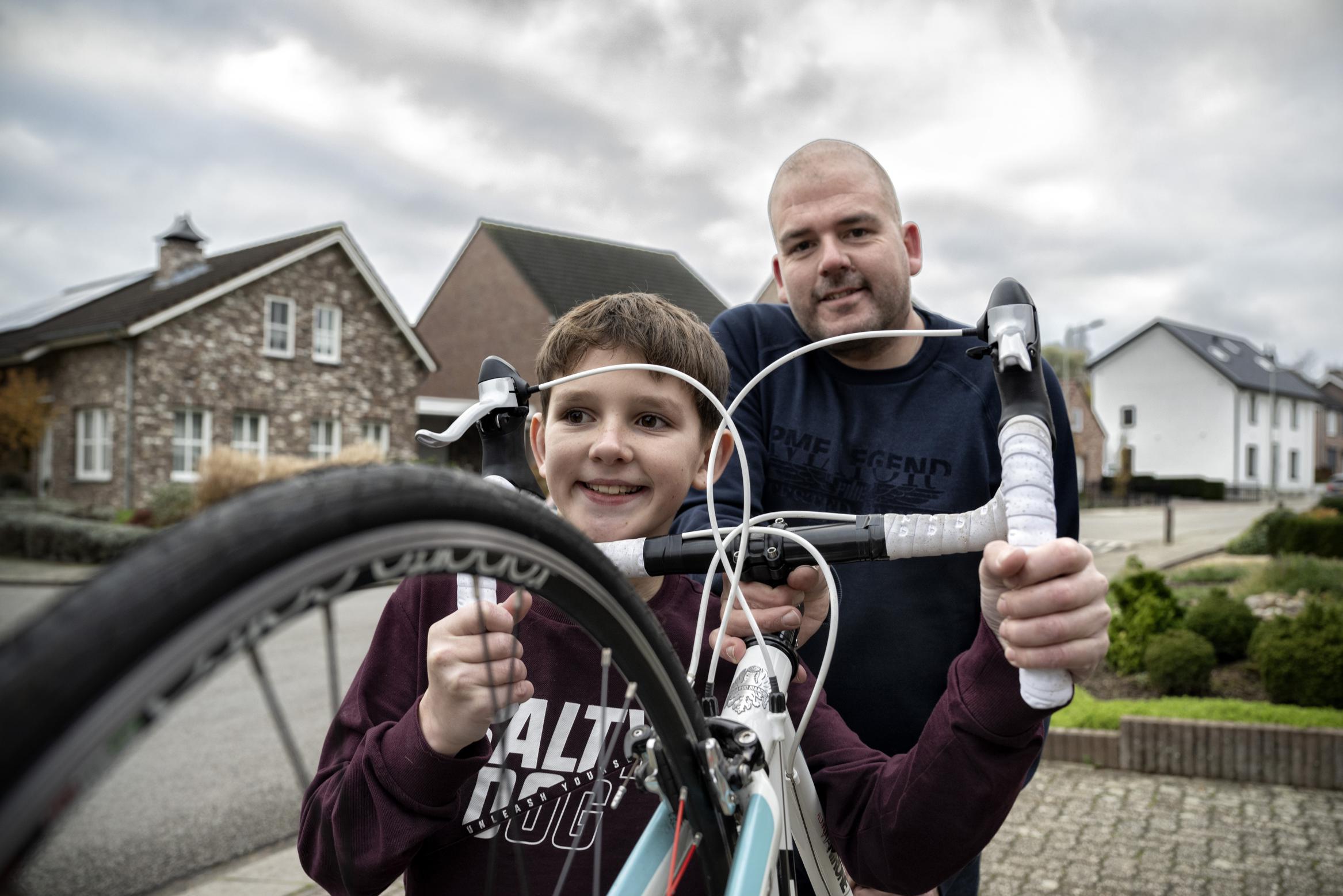 Vader en zoon uit Spaubeek nemen in gedachten (groot)ouders mee Alpe d’Huez op: ‘Opa was alles voor 